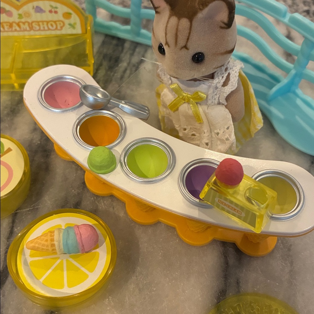 Calico Critters Sylvanian Families Seaside Ice Cream Shop *Missing Pieces* - Picture 6 of 11